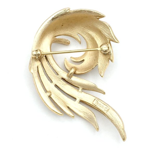CROWN TRIFARI feather swirl brooch - vtg 1960s brushed & shiny gold-plated pin - Picture 8 of 10